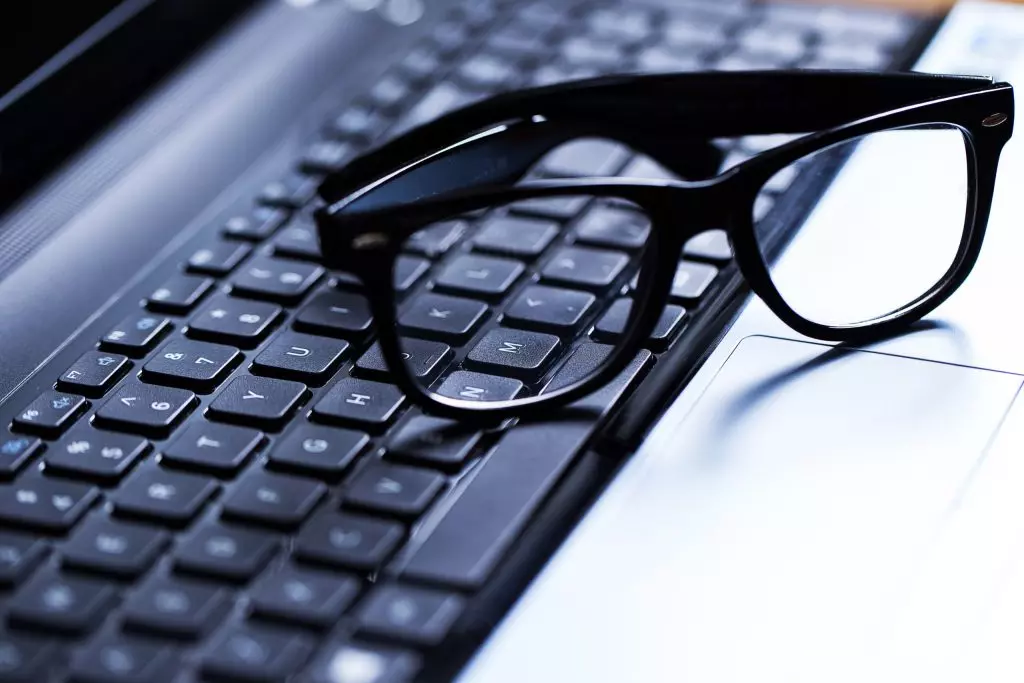 Okulary leżące na klawiaturze laptopa